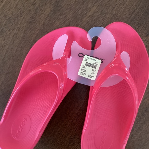 Oofos Womens size 7 neon berry - Picture 2 of 7